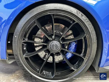 포르쉐 911(991 MK1) 카레라 GT3 센터락 휠 잘못된 도색 박리 후 블랙유광 휠도색 + 블루 캘리퍼 도색 / 용인 처인구
