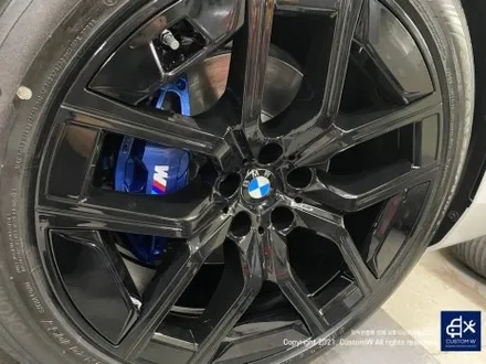 따끈따끈한 신차~(미등록 차량 / 번호판 미장착) BMW G70 740D 블랙 유광 휠 4개+휠 커버 20개 총 24개 도색 +  블루 캘리퍼 도색 / 용인 처인구