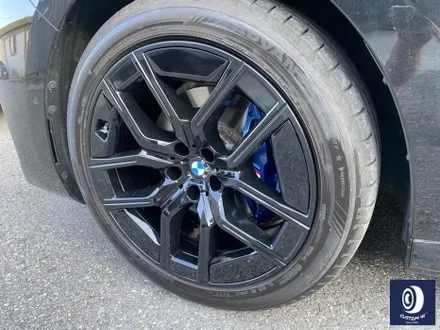 BMW 휠.. 왜 이렇게 만들까... 휠에 장착된 플라스틱 커버는 무슨 의미가 있나? 경량화? 디자인? 신형 740D 신0차 출고 작업 휠 커버 + 휠 블랙 도색 + 캘리퍼  도색 / 용인 처인구
