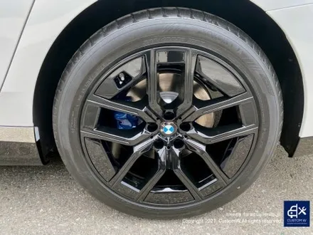 따끈따끈한 신차~(미등록 차량 / 번호판 미장착) BMW G70 740D 블랙 유광 휠 4개+휠 커버 20개 총 24개 도색 +  블루 캘리퍼 도색 / 용인 처인구
