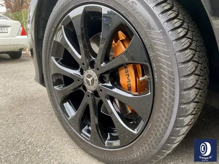 벤츠 W213 E300 블랙 유광 휠도색 + 지저분한 캘리퍼 부식 및 고착된 분진 제거 후, 깔끔하게 카본 세라믹 골드 컬러  캘리퍼 도색 / 용인 처인구
