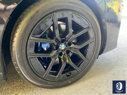 BMW 휠.. 왜 이렇게 만들까... 휠에 장착된 플라스틱 커버는 무슨 의미가 있나? 경량화? 디자인? 신형 740D 신0차 출고 작업 휠 커버 + 휠 블랙 도색 + 캘리퍼  도색 / 용인 처인구