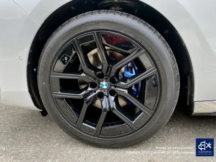 따끈따끈한 신차~(미등록 차량 / 번호판 미장착) BMW G70 740D 블랙 유광 휠 4개+휠 커버 20개 총 24개 도색 +  블루 캘리퍼 도색 / 용인 처인구