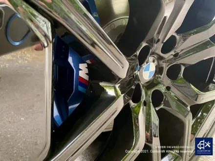 따끈따끈한 신차~(미등록 차량 / 번호판 미장착) BMW G70 740D 블랙 유광 휠 4개+휠 커버 20개 총 24개 도색 +  블루 캘리퍼 도색 / 용인 처인구