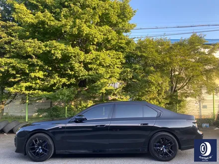 BMW 휠.. 왜 이렇게 만들까... 휠에 장착된 플라스틱 커버는 무슨 의미가 있나? 경량화? 디자인? 신형 740D 신0차 출고 작업 휠 커버 + 휠 블랙 도색 + 캘리퍼  도색 / 용인 처인구