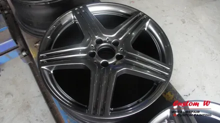 뭔가 이상하고 지저분한 컬러의 벤츠 CLS 63 AMG 휠을 다시 고스트크롬으로 고급스럽게 휠도색. / 용인 처인구