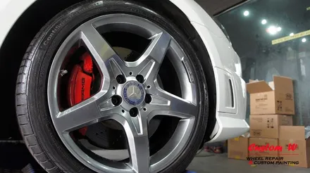 벤츠 SLK 350의 휠 상처수리 후 고스트크롬 휠도색 + AMG 레드 캘리퍼도색. / 용인 처인구