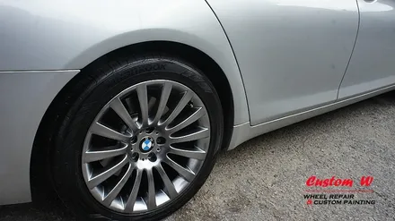 F바디도 여전히 건재한 BMW 7시리즈 차량의 19인치 휠 상처수리 후 고스트크롬 휠도색. / 용인 처인구
