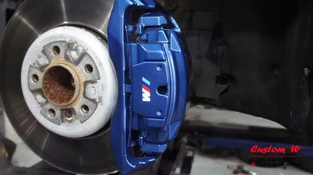BMW 750LI  부식이 심한 캘리퍼를 깔끔하게 도색하고 휠 상처수리후 고스트크롬 휠도색. / 용인 처인구