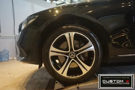 커스텀W에서 벤츠 W213 E220d 기본 실버 휠을 다이아몬드컷팅 휠수리로 블랙폴리시 휠로 만들다. / 용인 처인구