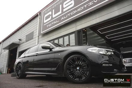 664M 휠이 장착 되어 있는 BMW G30 520D 차량의 휠상처 수리후, 블랙유광 휠도색. / 용인 처인구