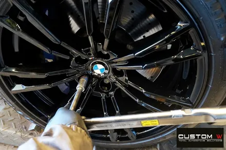 BMW F90 신형 M5 요즘 오너분들에게 대세라는 원톤 올 블랙.!하이그로시 블랙  검정 유광 휠도색 / 용인 처인구