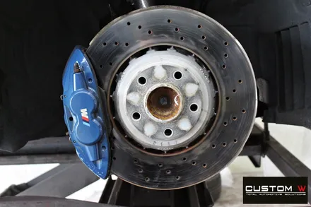 비포장도로에서 손상된  BMW F80 M3 반무광 휠 복원, 카본 세라믹 골드 캘리퍼 도색 / 용인 처인구
