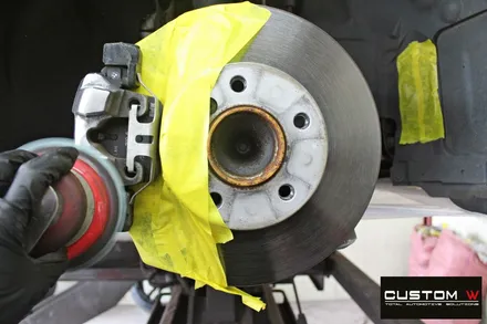 기존 고객님 BMW F30 320i 휠 상처 수리 후 블랙유광 휠도색 + 부식 제거 후 레드 캘리퍼 도색 / 용인 처인구