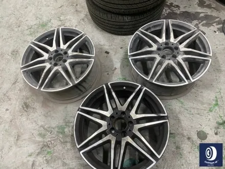 벤츠 V클래스 V300D 휠 상처 수리 후, 블랙 유광 휠도색 + 손상된 타이어 신품으로 교체 작업까지_! / 용인 처인구