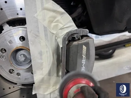 벤츠 GLE53 AMG 브레이크 부식 제거 후, 카본 세라믹 골드 컬러 캘리퍼 도색 / 용인 처인구