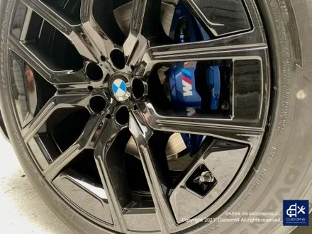 따끈따끈한 신차~(미등록 차량 / 번호판 미장착) BMW G70 740D 블랙 유광 휠 4개+휠 커버 20개 총 24개 도색 +  블루 캘리퍼 도색 / 용인 처인구