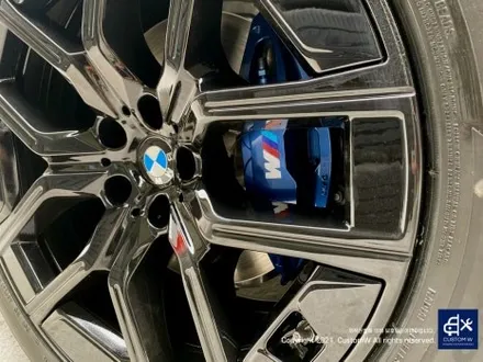 따끈따끈한 신차~(미등록 차량 / 번호판 미장착) BMW G70 740D 블랙 유광 휠 4개+휠 커버 20개 총 24개 도색 +  블루 캘리퍼 도색 / 용인 처인구