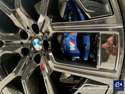 따끈따끈한 신차~(미등록 차량 / 번호판 미장착) BMW G70 740D 블랙 유광 휠 4개+휠 커버 20개 총 24개 도색 +  블루 캘리퍼 도색 / 용인 처인구