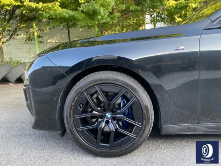BMW 휠.. 왜 이렇게 만들까... 휠에 장착된 플라스틱 커버는 무슨 의미가 있나? 경량화? 디자인? 신형 740D 신0차 출고 작업 휠 커버 + 휠 블랙 도색 + 캘리퍼  도색 / 용인 처인구