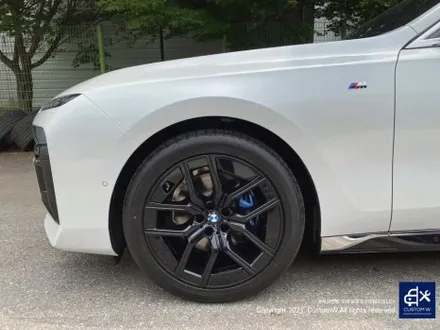 따끈따끈한 신차~(미등록 차량 / 번호판 미장착) BMW G70 740D 블랙 유광 휠 4개+휠 커버 20개 총 24개 도색 +  블루 캘리퍼 도색 / 용인 처인구