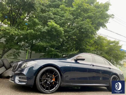 벤츠 W213 E43 AMG 휠 상처 수리 후 사틴 블랙 (무광 검정 / 매트 블랙) 휠 복원 도색 + 카본 세라믹 골드 캘리퍼 도색 / 용인 처인구