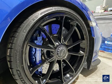 포르쉐 911(991 MK1) 카레라 GT3 센터락 휠 잘못된 도색 박리 후 블랙유광 휠도색 + 블루 캘리퍼 도색 / 용인 처인구