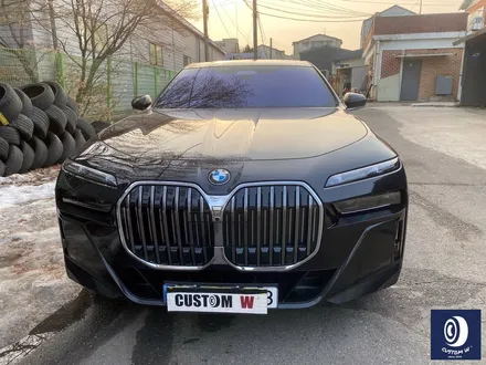 신차 출고 후, 곧바로 방문 주셨어요~! BMW 신형 7시리즈 G70 740D 907M 20인치 휠  블랙 유광 휠도색 (커버 20개 포함) 그리고  블루 캘리퍼 도색까지_! / 용인 처인구