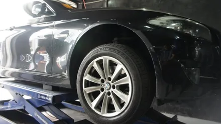 각각 다른 휠의 두 대의 차량의 BMW 528I 고스트크롬 휠도색(간만에 콜라보). / 용인 처인구