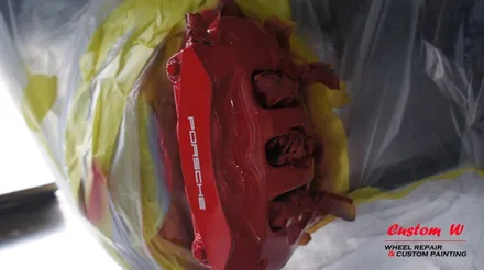 포르쉐 카이엔 휠수리 후 블랙유광 휠도색과 레드 캘리퍼도색으로 카이엔의 포스를 더욱 상승시키다. / 용인 처인구