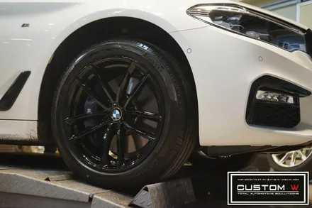 휠수리 후 블랙유광 휠도색으로 BMW G30 530I를 더욱 스포티하게 만들다. / 용인 처인구