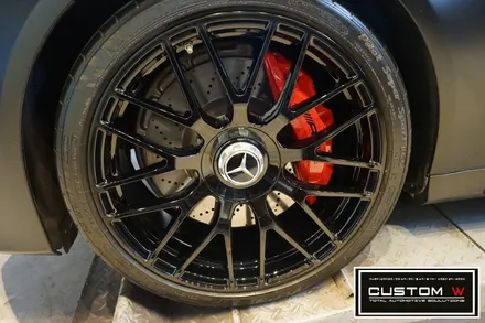 벤츠 W205 C63 AMG 휠 블랙유광 휠도색, 레드 AMG 캘리퍼도색. / 용인 처인구