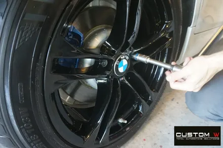 BMW F10 520D M 에어로 다이나믹 프로 에디션 휠 상처 수리, 블랙유광 휠도색 + 부식 녹 제거 후, 캘리퍼 도색. / 용인 처인구