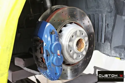 비포장도로에서 손상된  BMW F80 M3 반무광 휠 복원, 카본 세라믹 골드 캘리퍼 도색 / 용인 처인구