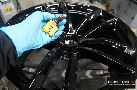 BMW G30 520d 662M 18인치 잘못된 휠수리 도색 이력 약품 박리 후 블랙유광 휠도색 + 레드 캘리퍼 도색 / 용인 처인구