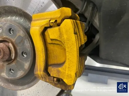 제발 이렇게 좀 작업하지 마세요... 아우디 이트론 휠 수리 도색 불량 기존 도막 제거 약품 박리 후, 블랙 유광 휠도색 그리고 애시드 그린 형광 캘리퍼 도색까지. / 용인 처인구