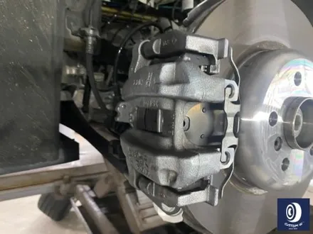 BMW 휠.. 왜 이렇게 만들까... 휠에 장착된 플라스틱 커버는 무슨 의미가 있나? 경량화? 디자인? 신형 740D 신0차 출고 작업 휠 커버 + 휠 블랙 도색 + 캘리퍼  도색 / 용인 처인구