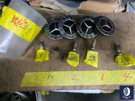 벤츠 W213 E300 블랙 유광 휠도색 + 지저분한 캘리퍼 부식 및 고착된 분진 제거 후, 깔끔하게 카본 세라믹 골드 컬러  캘리퍼 도색 / 용인 처인구