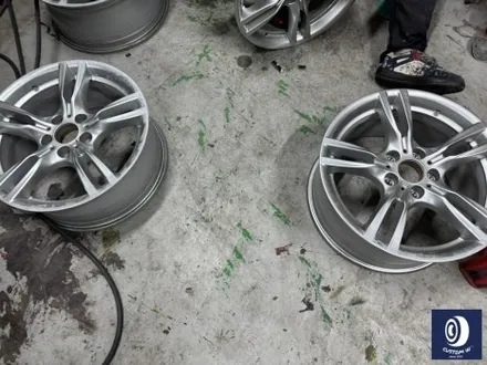 BMW F30 330i 400M 18인치 휠 상처 수리 후, 블랙 유광 휠도색 + 부식 제거 후 레드 캘리퍼 도색 (블루 컬러 바디에는 역시 블랙 휠 레드 캘리퍼) / 용인 처인구