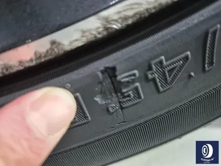 벤츠 V클래스 V300D 휠 상처 수리 후, 블랙 유광 휠도색 + 손상된 타이어 신품으로 교체 작업까지_! / 용인 처인구