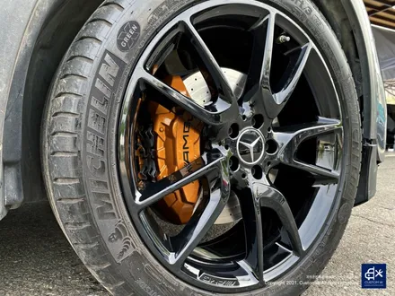 벤츠 GLC43 AMG 휠수리 후 블랙유광 휠도색 + 카본 세라믹 골드 캘리퍼 도색 / 용인 처인구