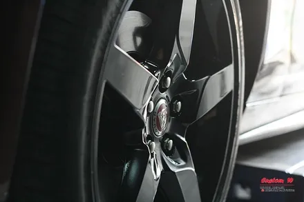재규어 XE R-SPORT 신동급 차량에 캘리퍼도색과 블랙(유광) 휠도색. / 용인 처인구