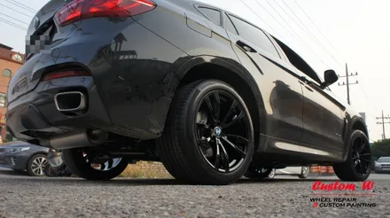 100주년을 기념해서 나온 BMW X6 30D 한정 모델의 블랙 휠도색과 블루 캘리퍼도색. / 용인 처인구