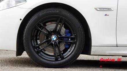 블랙 휠도색과 블루 캘리퍼도색 조합으로 BMW 520D M 에어로 다이나믹프로를 더 새롭게 변화시키다. / 용인 처인구