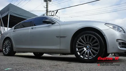 F바디도 여전히 건재한 BMW 7시리즈 차량의 19인치 휠 상처수리 후 고스트크롬 휠도색. / 용인 처인구