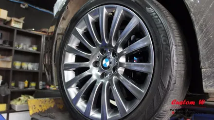 BMW F01 7시리즈 여전히 위엄있는 모습을 위해 고스트크롬 휠도색. 방청효과와 드레스업을 위한 블랙 캘리퍼도색. / 용인 처인구