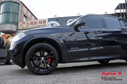 BMW X5 40D 신차급 차량 블랙유광 휠도색과 레드 캘리퍼도색. / 용인 처인구