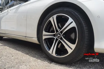 벤츠 E220D 18인치 실버 휠을 다이아몬드컷팅 휠수리로 함께 블랙폴리시 휠로 만들어드렸습니다. / 용인 처인구