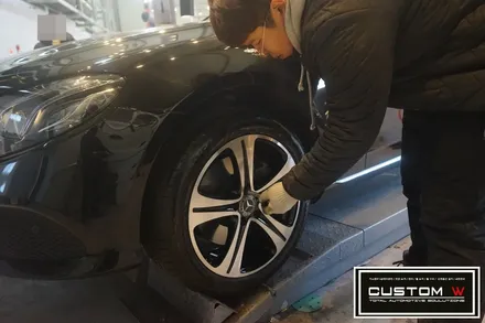커스텀W에서 벤츠 W213 E220d 기본 실버 휠을 다이아몬드컷팅 휠수리로 블랙폴리시 휠로 만들다. / 용인 처인구