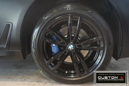 BMW G바디 7시리즈 블랙유광 휠도색, M퍼포먼스 블루 캘리퍼도색. / 용인 처인구